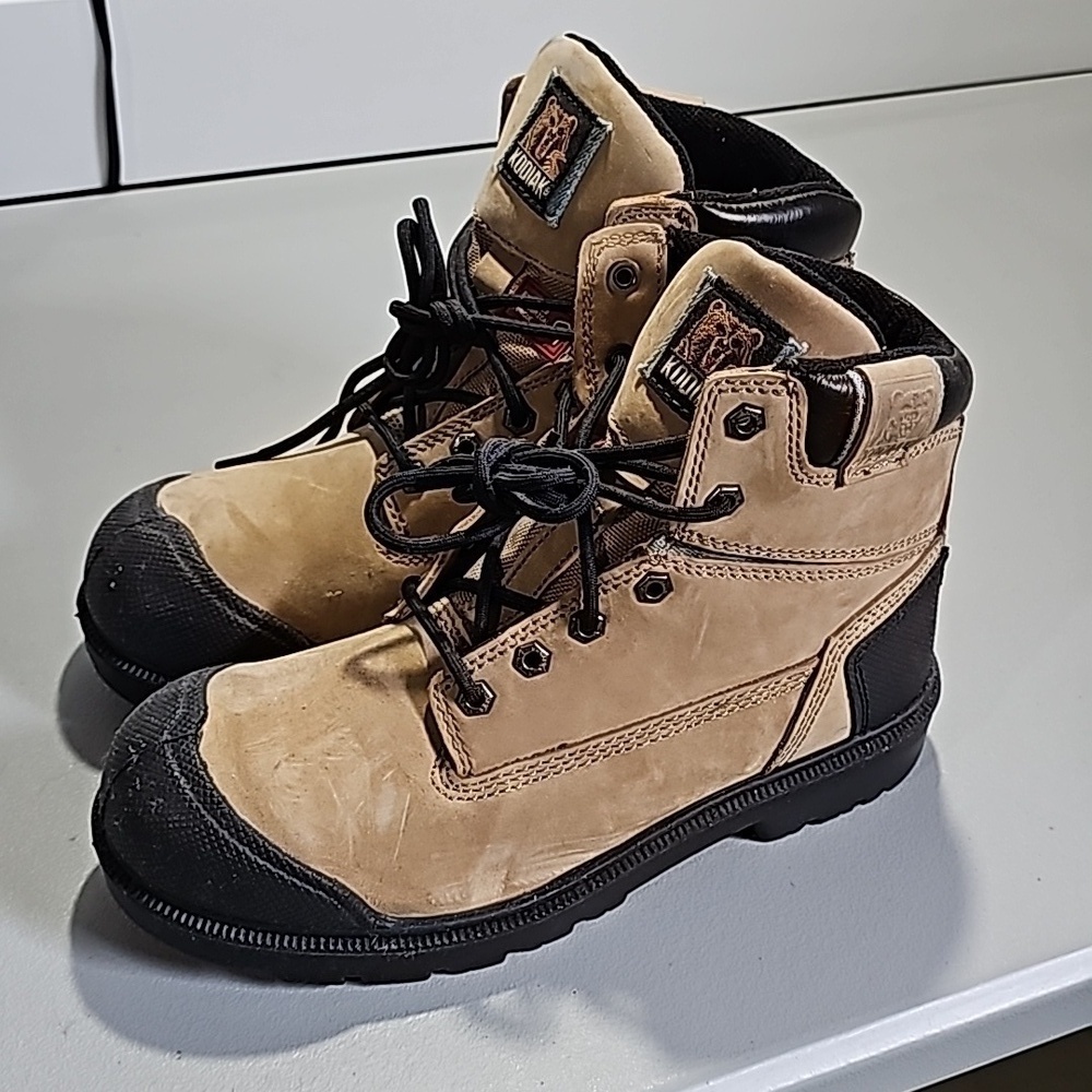 Kodiak tan and black steel toed size 8.5 oil resistant work boots